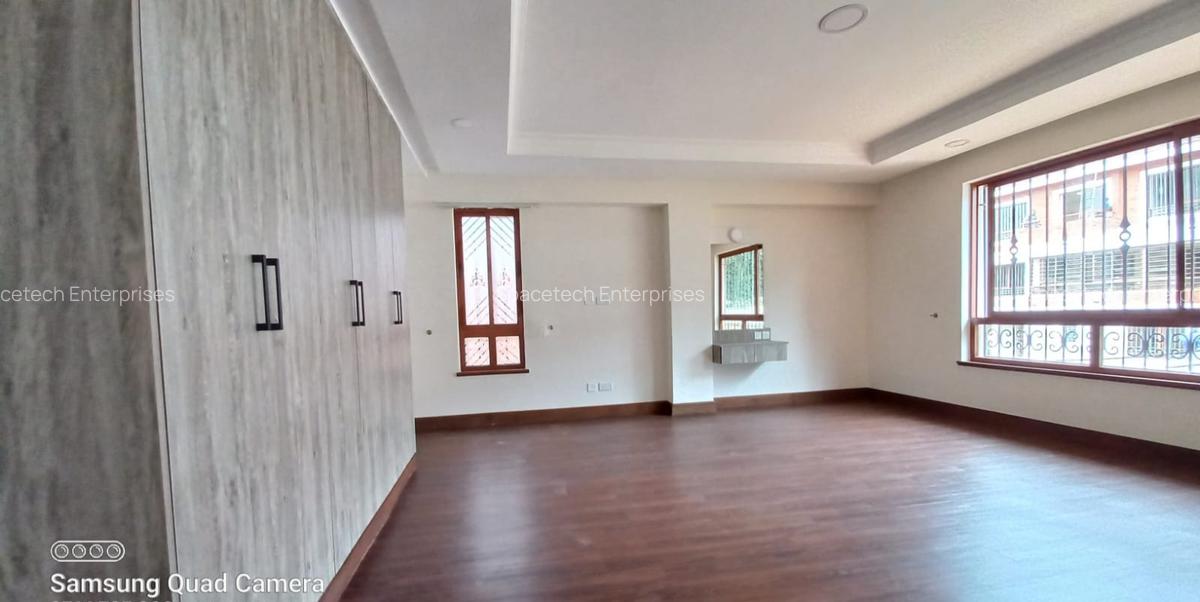 5 Bed Townhouse with En Suite in Spring Valley - 5