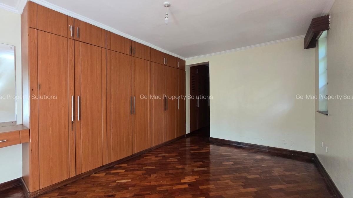 5 Bed House with En Suite in Lavington - 13