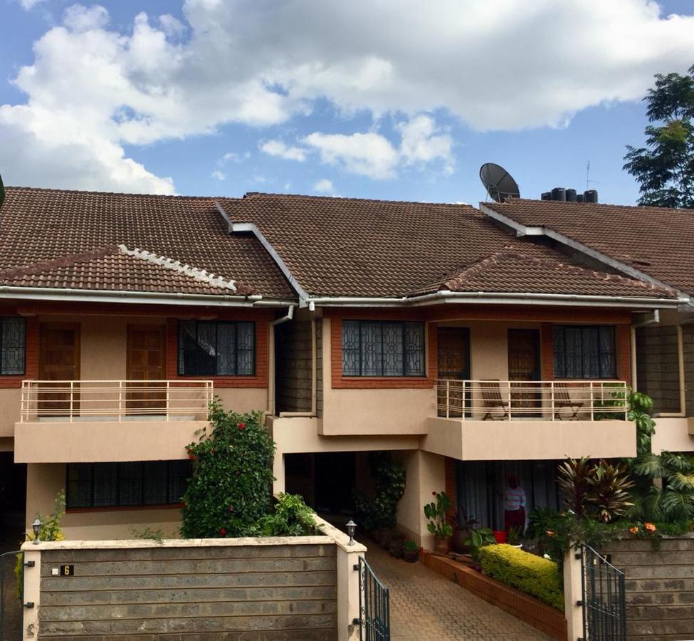 5 Bed House with En Suite in Lavington - 1