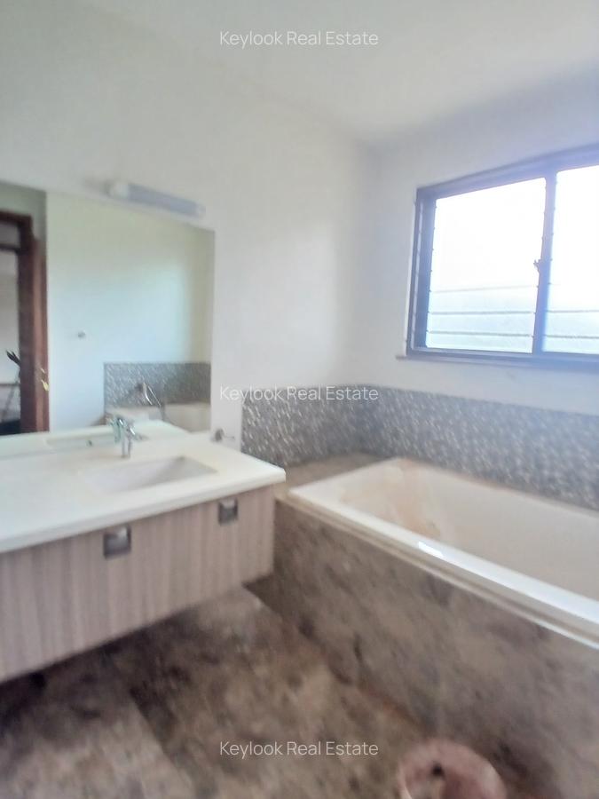 5 Bed Townhouse with En Suite at Lavington - 11