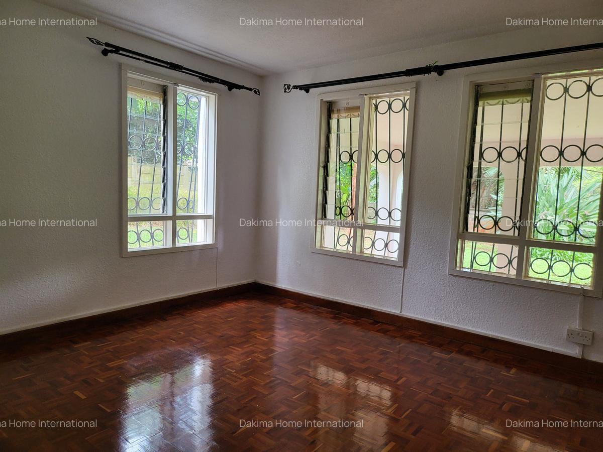 4 Bed House with En Suite in Hill View - 3