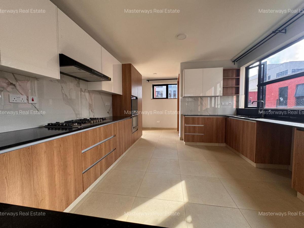 4 Bed Villa with En Suite in Membley - 7