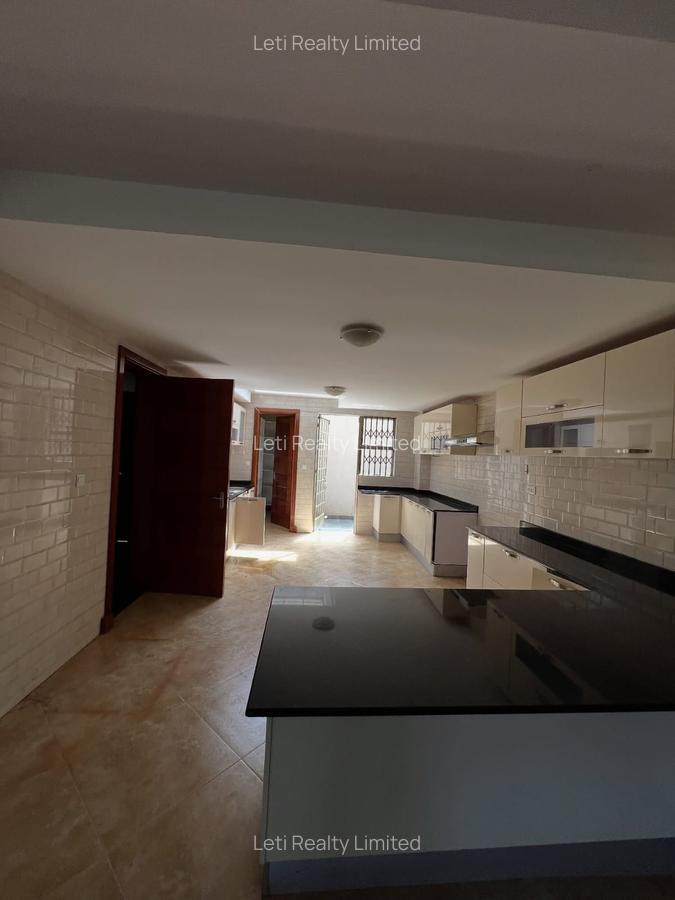 5 Bed Townhouse with En Suite in Lavington - 6