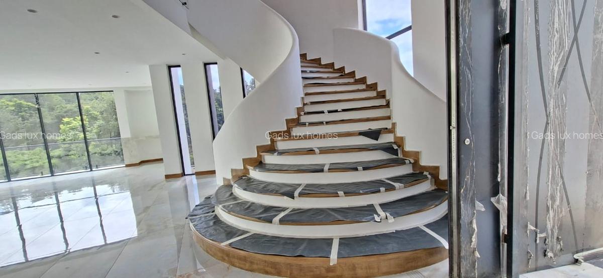 5 Bed Villa with En Suite at Nyari - 2