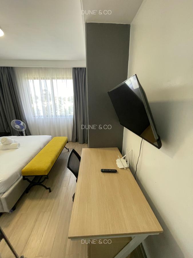 Serviced 2 Bed Apartment with En Suite in Riverside - 12