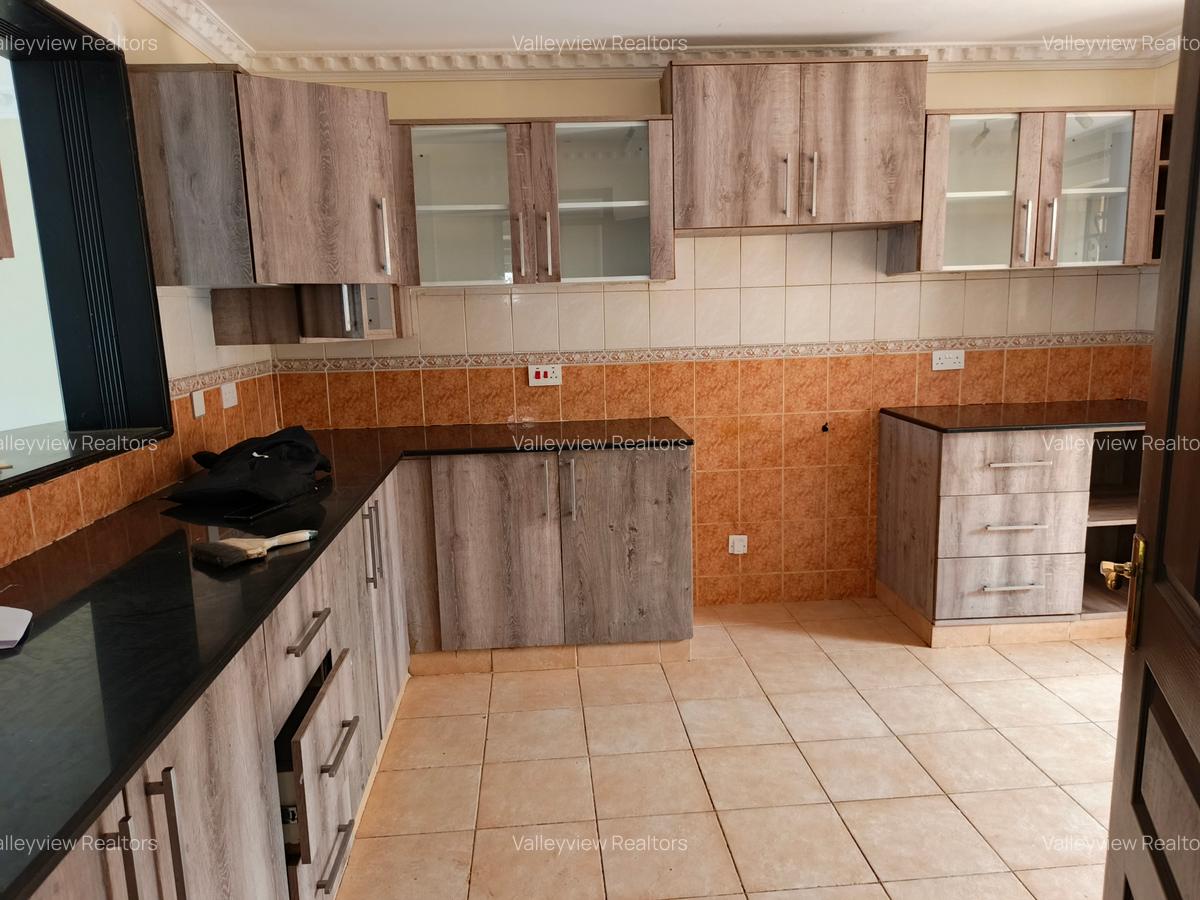 5 Bed Townhouse with En Suite at Lavington - 8