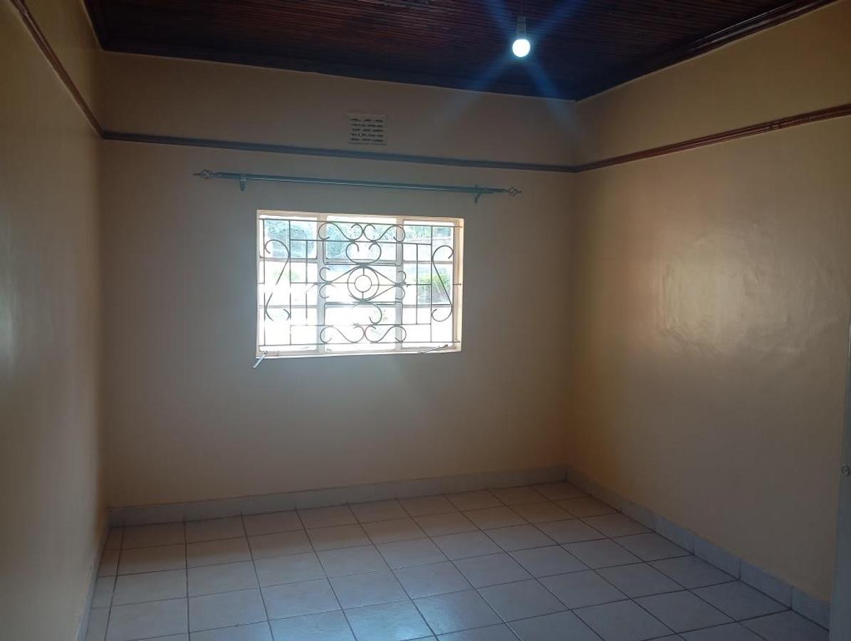 5 Bed House with En Suite at Mountain View - 8