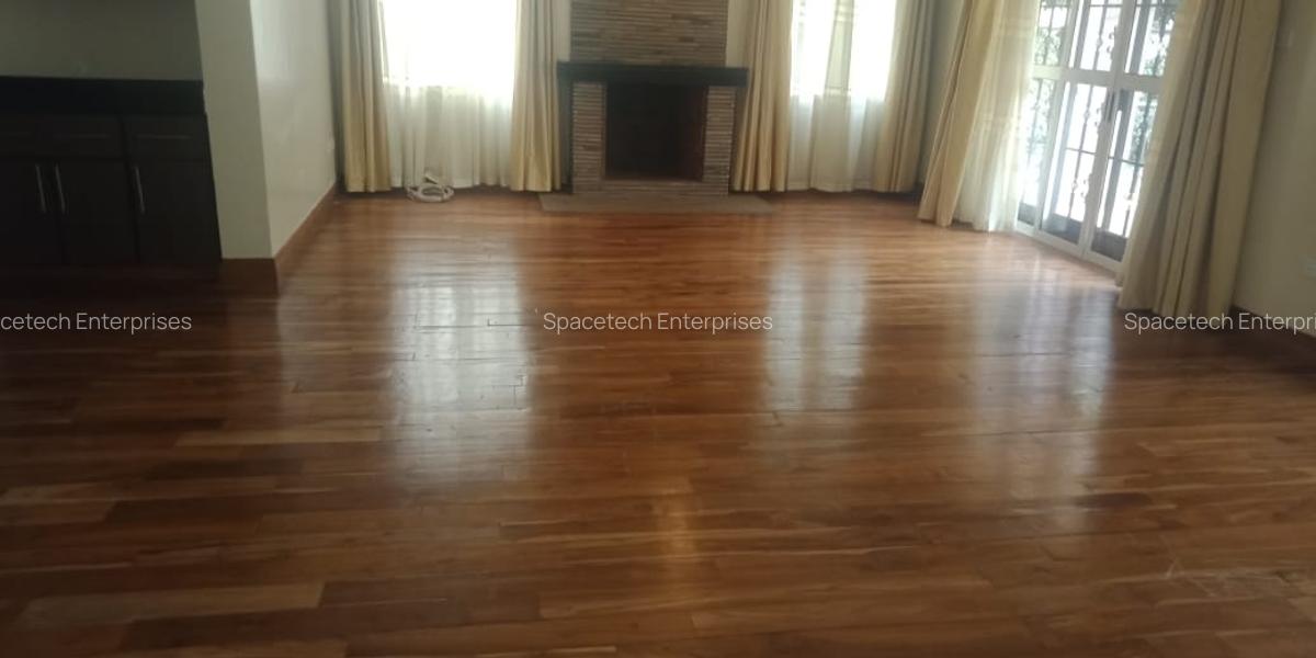 5 Bed Townhouse with En Suite in Spring Valley - 4