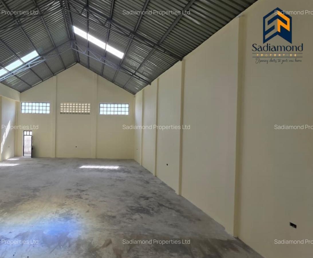 4,000 ft² Warehouse with Parking in Mlolongo - 2