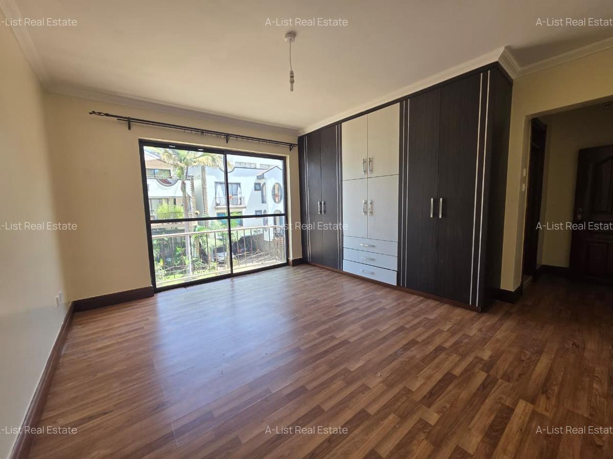 4 Bed Apartment with En Suite at Brookside - 6