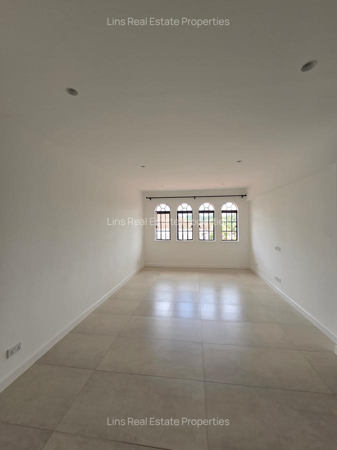 4 Bed Townhouse with En Suite in Brookside - 7