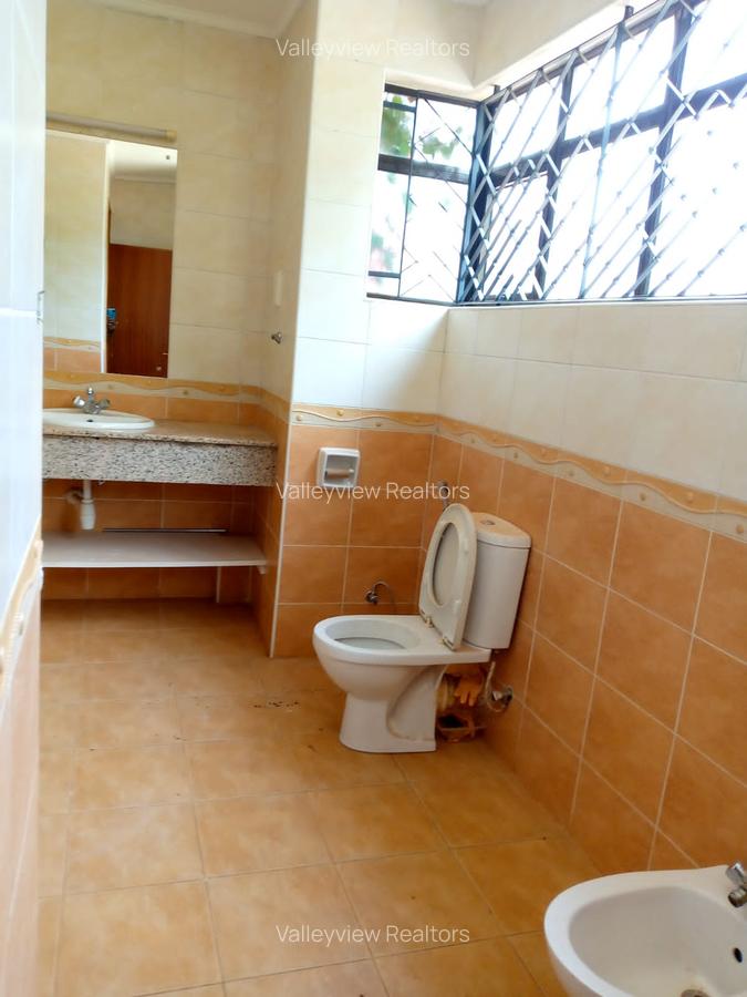 4 Bed Townhouse with En Suite at Lavington - 12