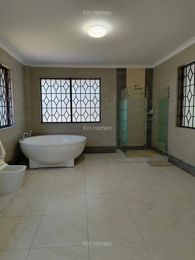 5 Bed Townhouse with En Suite in Gigiri - 19