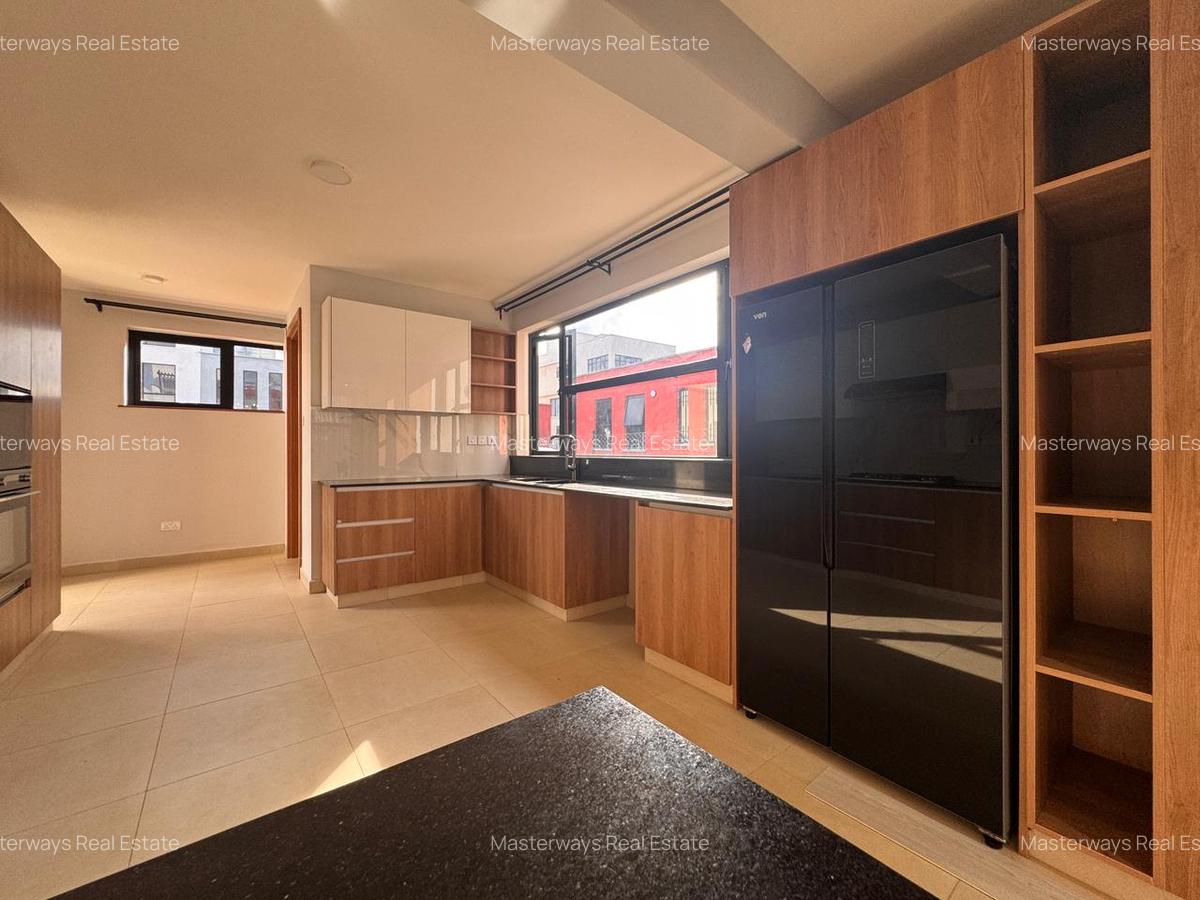 4 Bed Villa with En Suite in Membley - 8