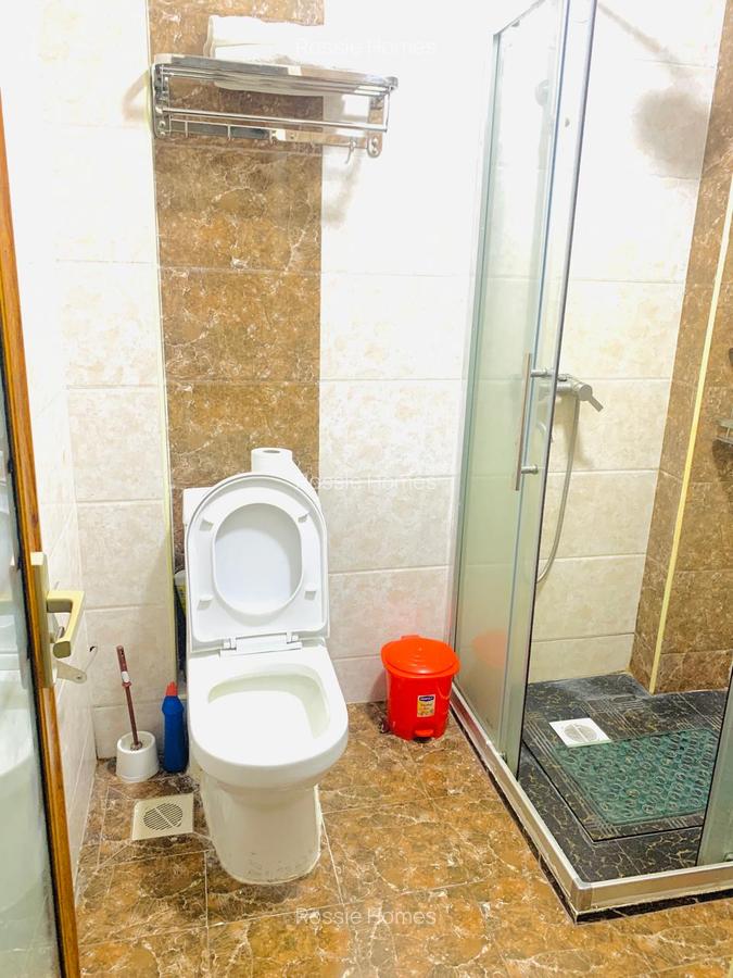 Serviced Studio Apartment with En Suite at Dennis Pritt - 2