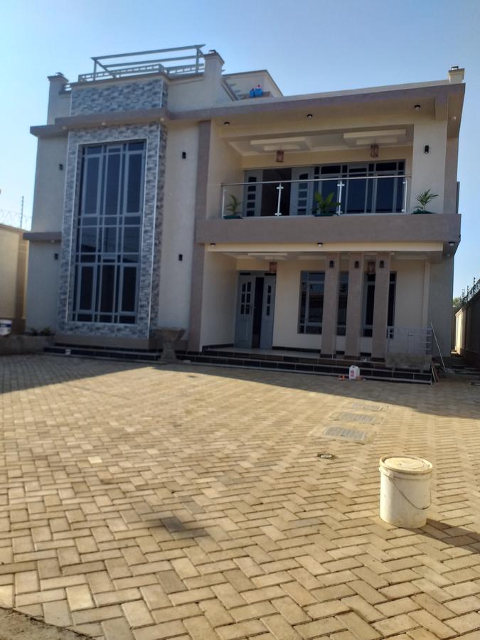 4 bed house with en suite at ruiru