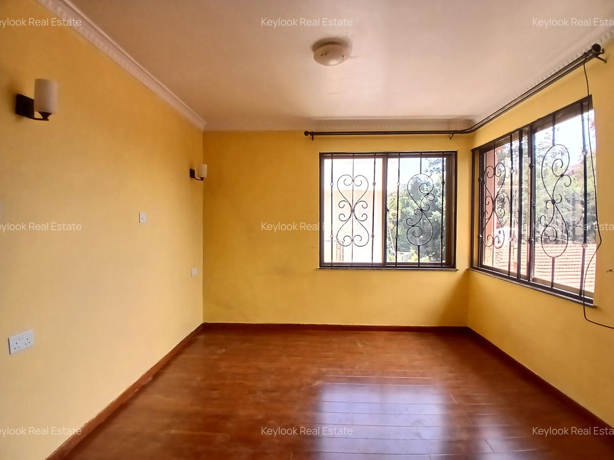 5 Bed Townhouse with En Suite at Lavington - 3