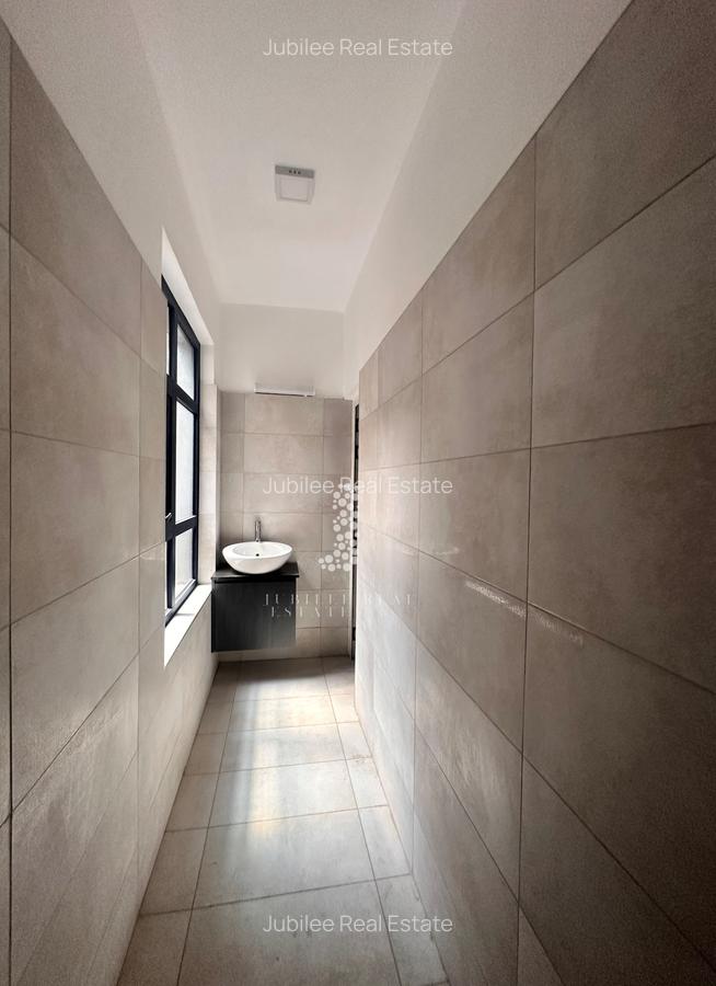 1,130 ft² Commercial Property with Service Charge Included in Parklands - 3