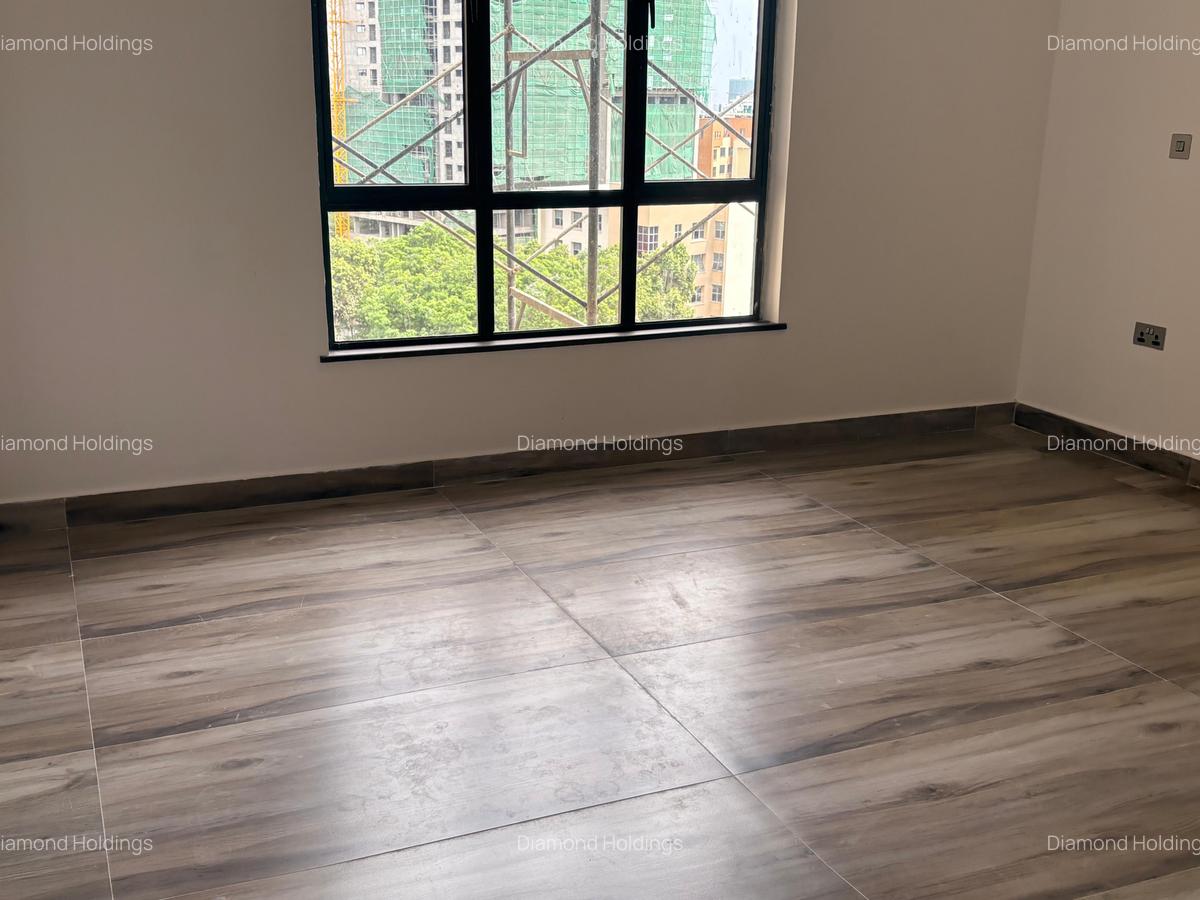 3 Bed Apartment with En Suite in Brookside - 9