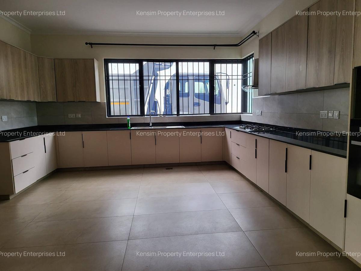 5 Bed Townhouse with En Suite in Kyuna - 9