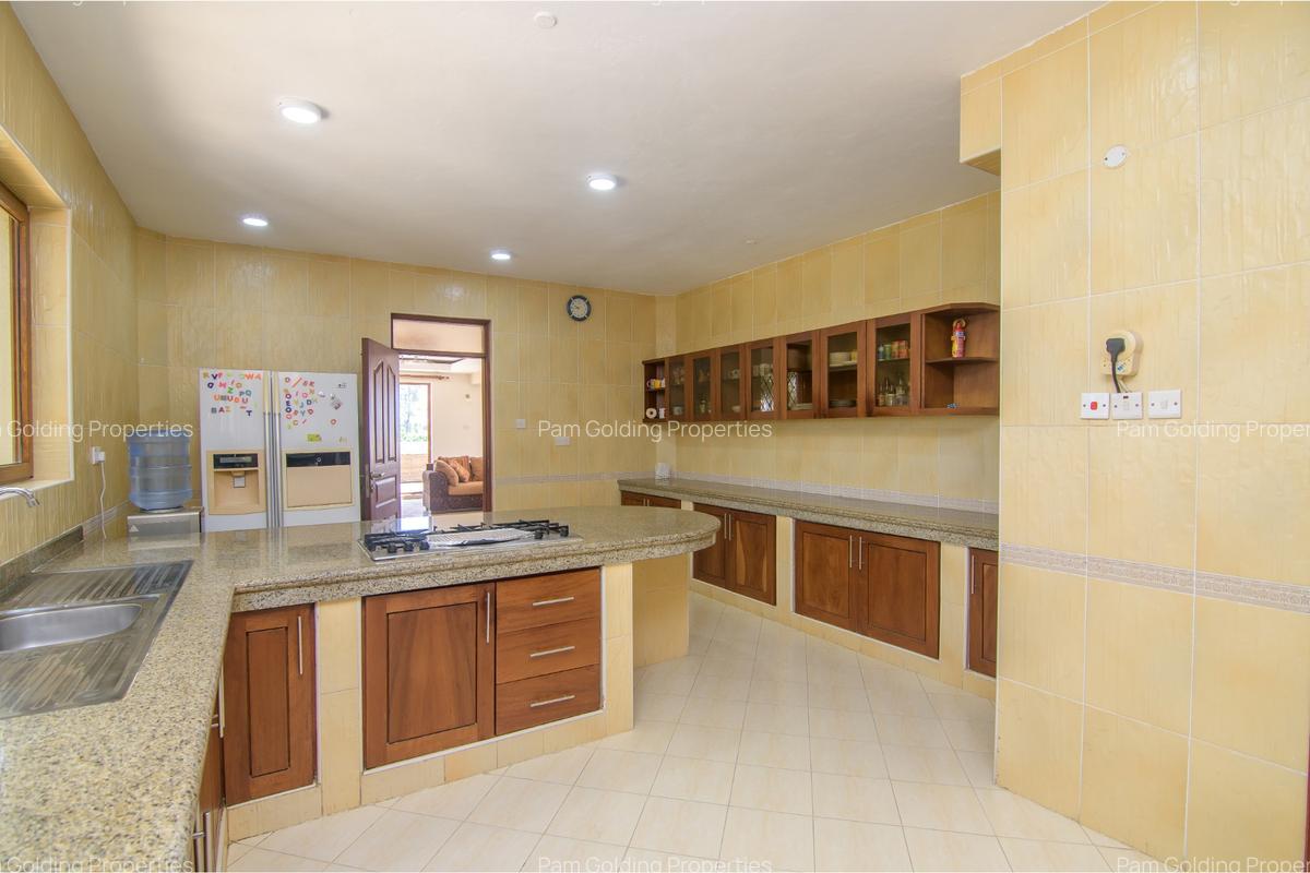 4 Bed Apartment with Swimming Pool at Links Road - 15