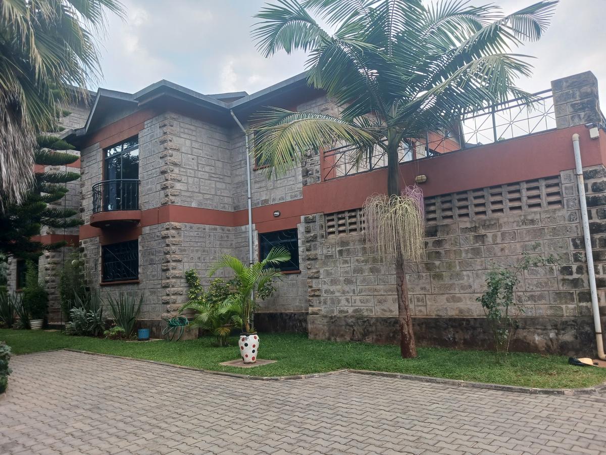 5 Bed House with En Suite at Lavington Shopping Centre - 1