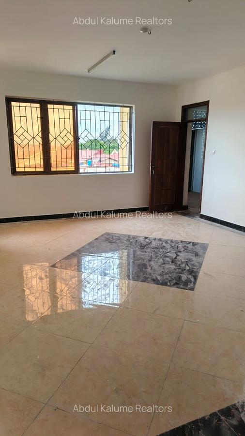 Serviced 2 Bed Apartment with En Suite at Tudor - 9