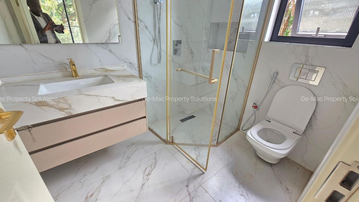 5 Bed House with En Suite in Lavington - 18