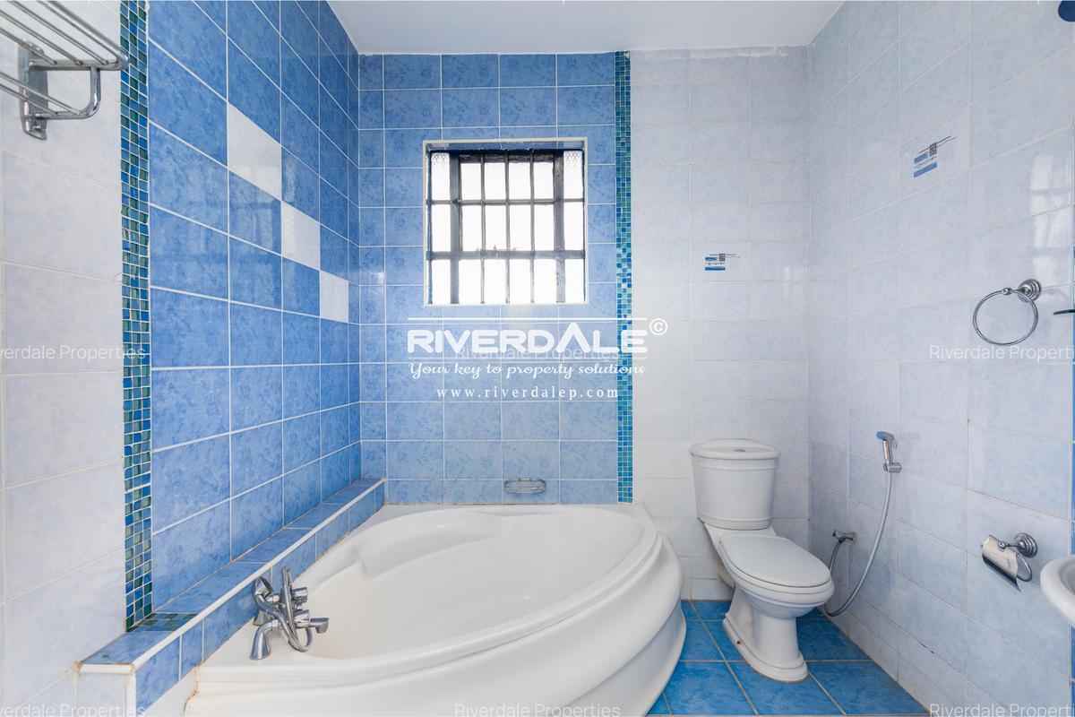 5 Bed Villa with En Suite in Lavington - 15