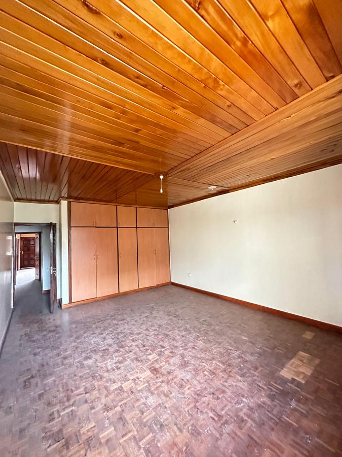 5 Bed Townhouse with En Suite in Lavington - 16