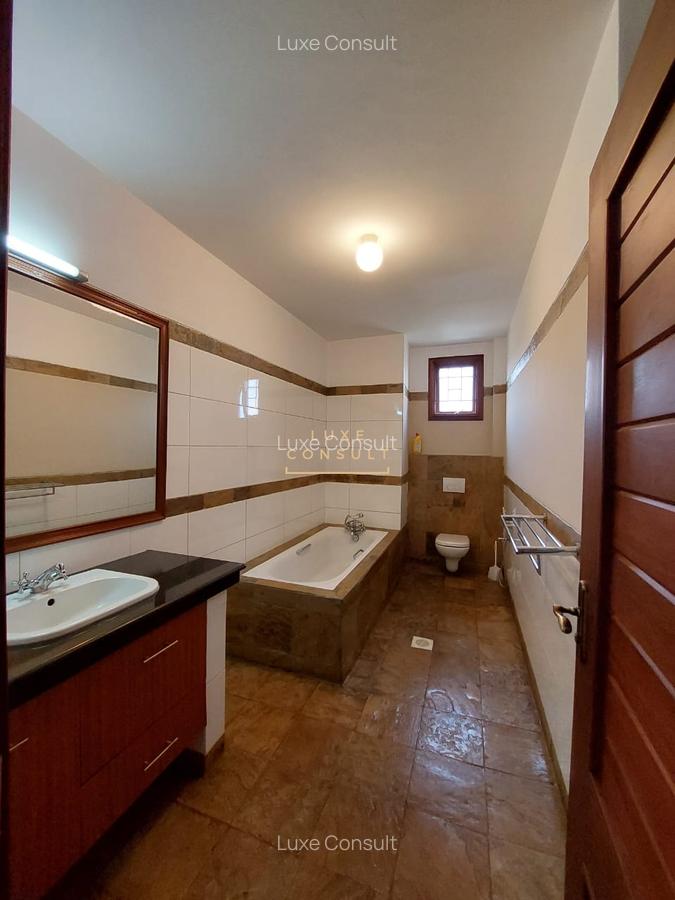 3 Bed Apartment with Swimming Pool in Riverside - 9
