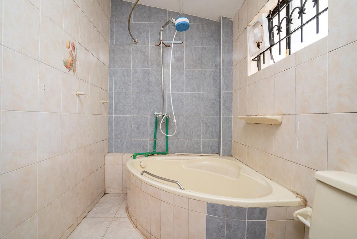 5 Bed House with En Suite in Westlands Area - 12