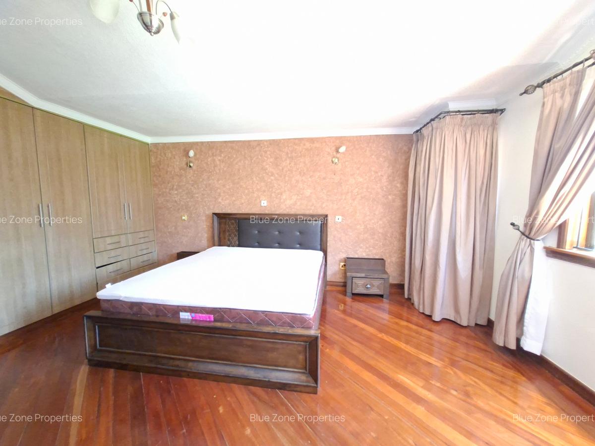 4 Bed Townhouse with En Suite at Close To Un - 13