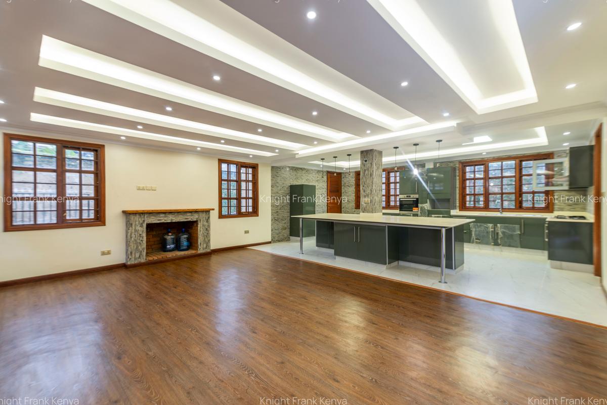 5 Bed House with En Suite in Ridgeways - 12