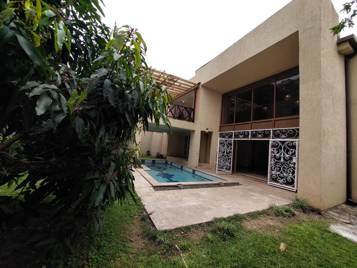 5 Bed Townhouse with En Suite at Lavington - 1