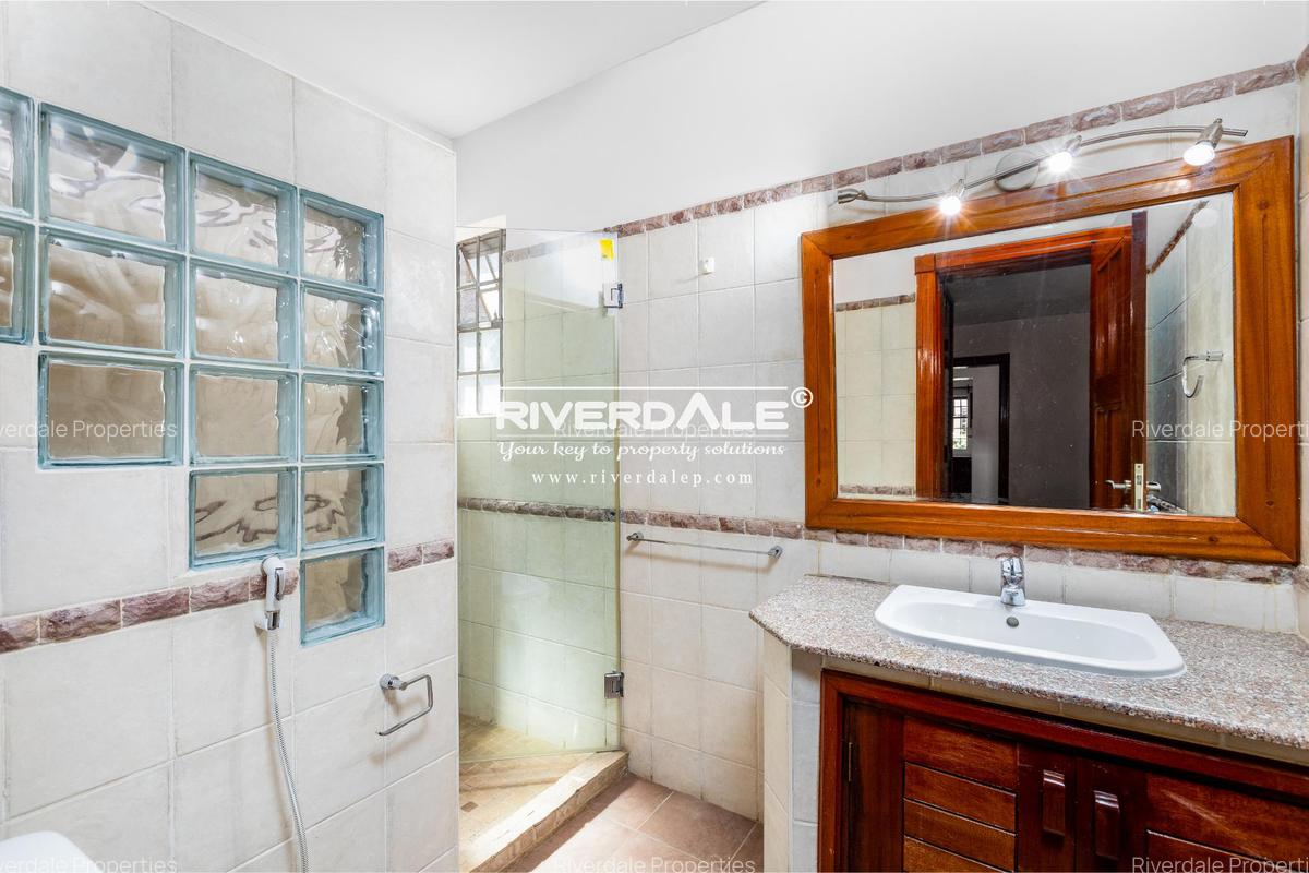 4 Bed Townhouse with En Suite in Westlands Area - 7