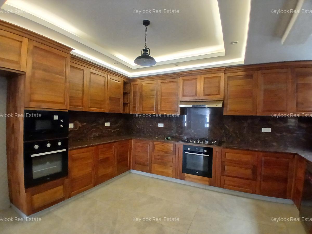 5 Bed Townhouse with En Suite at Lavington Green - 4