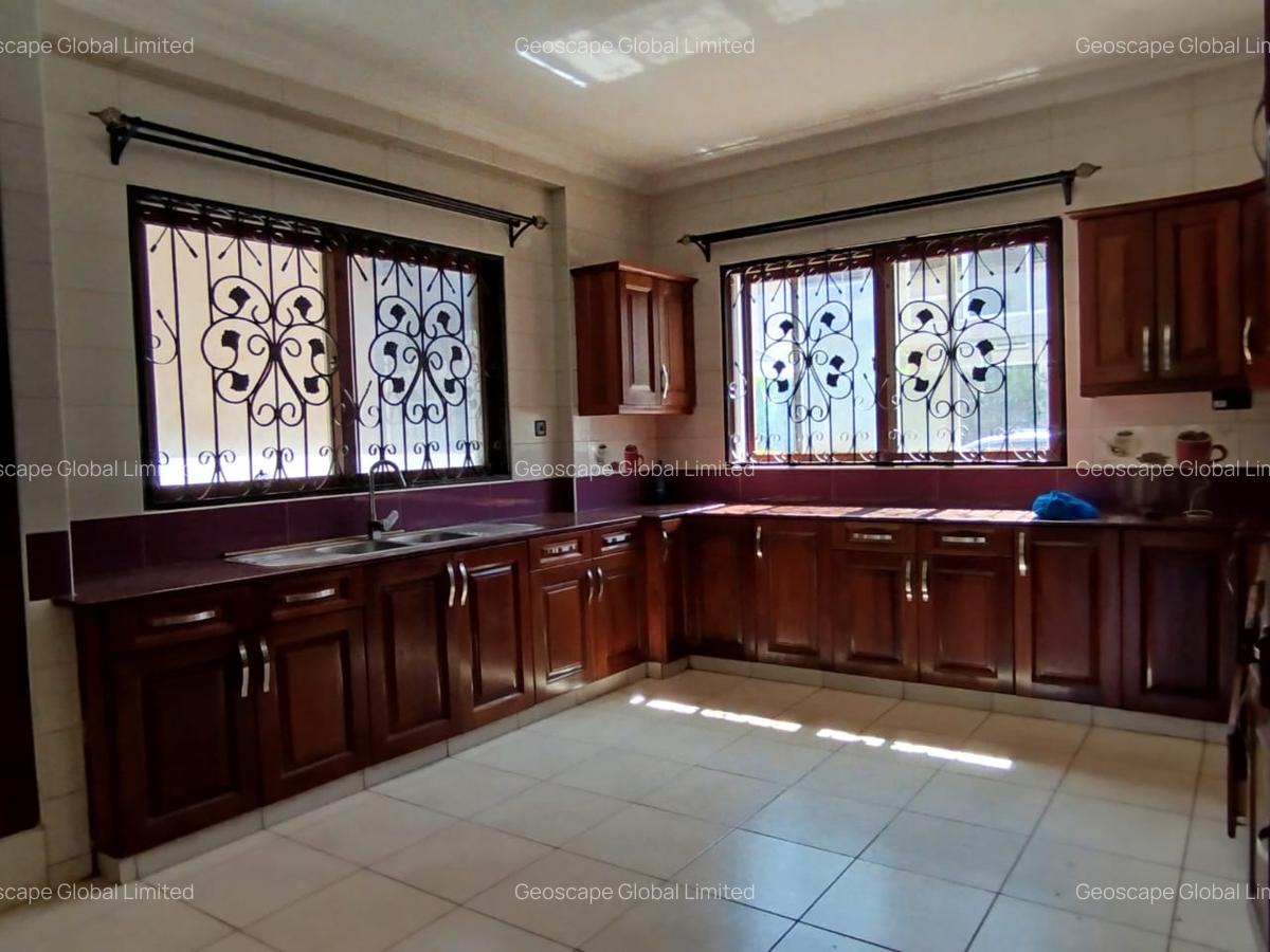 5 Bed House with En Suite in Lavington - 3