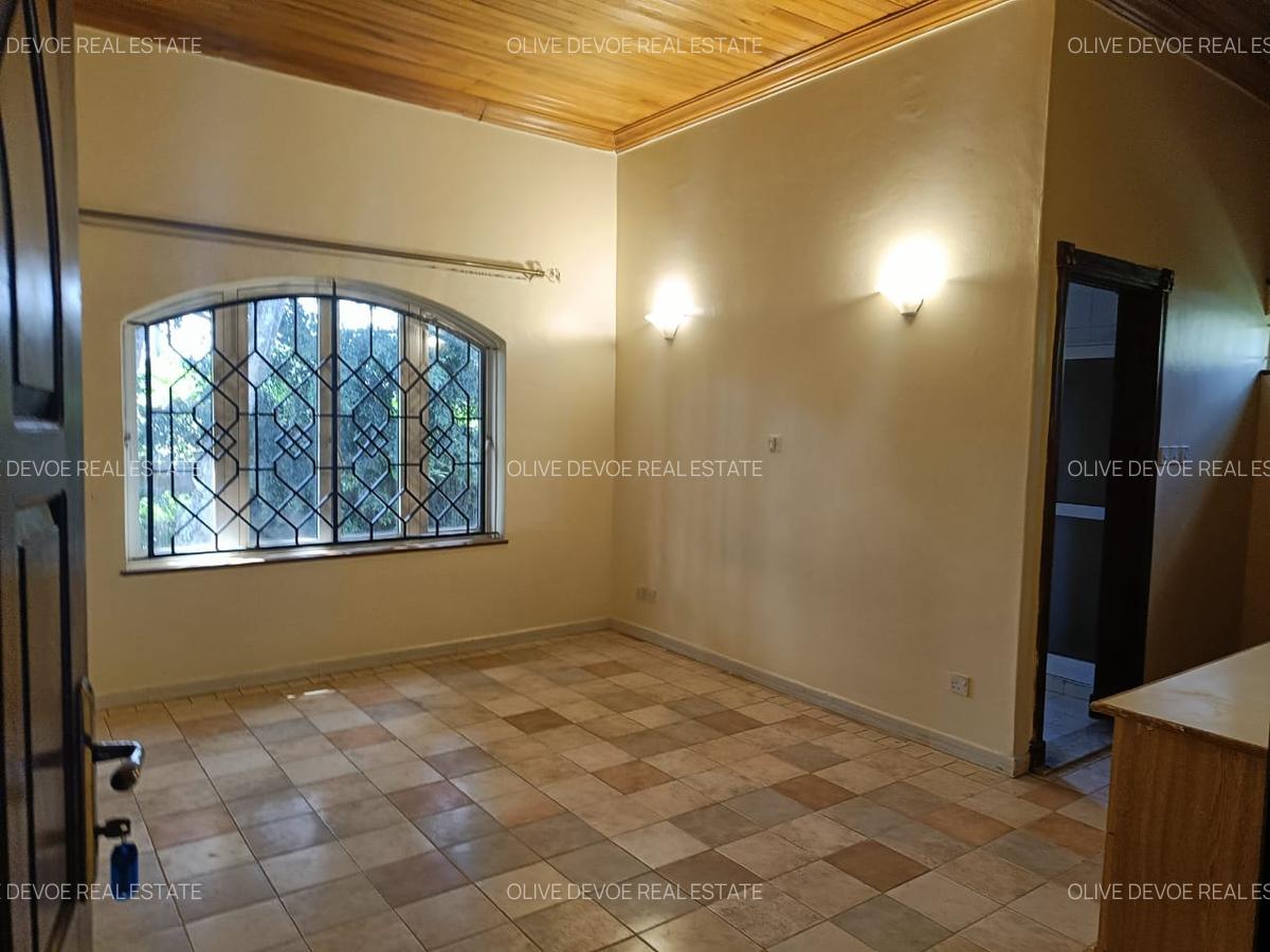 4 Bed House with En Suite in Hill View - 6