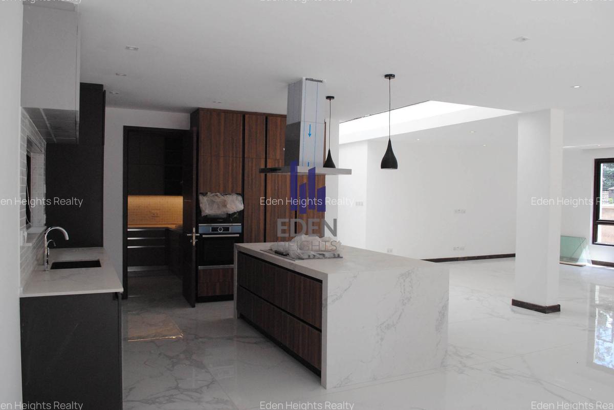 5 Bed Townhouse with En Suite in Spring Valley - 5