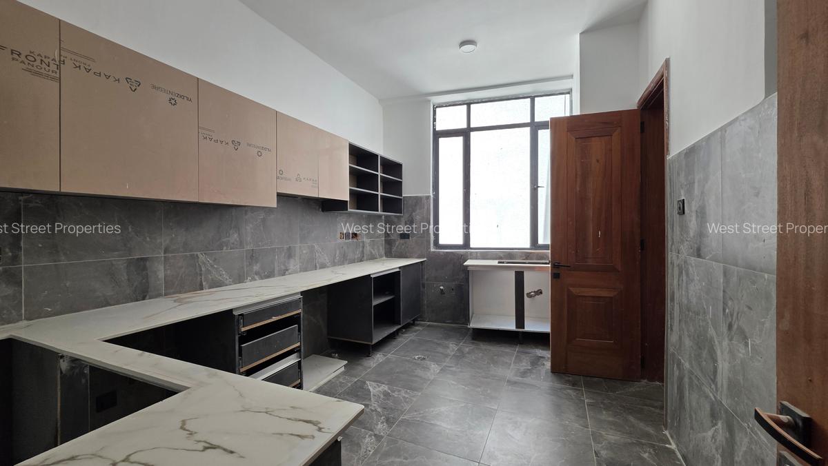 4 Bed Apartment with En Suite at Riverside Drive - 3