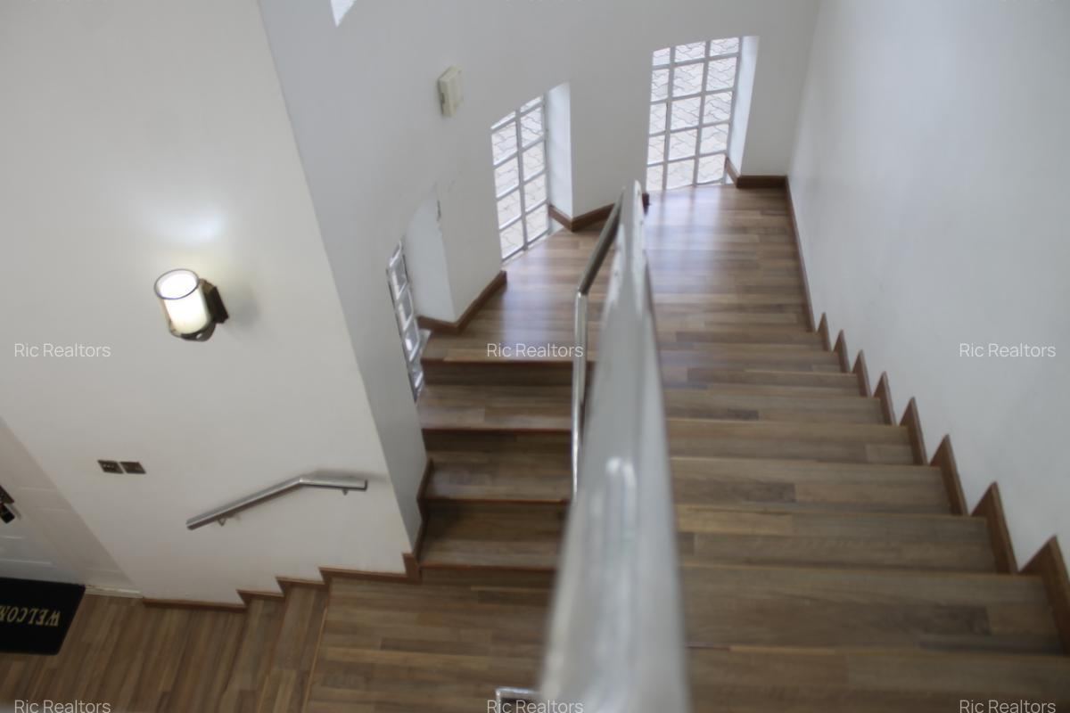 4 Bed Townhouse with En Suite at Lake Road - 17