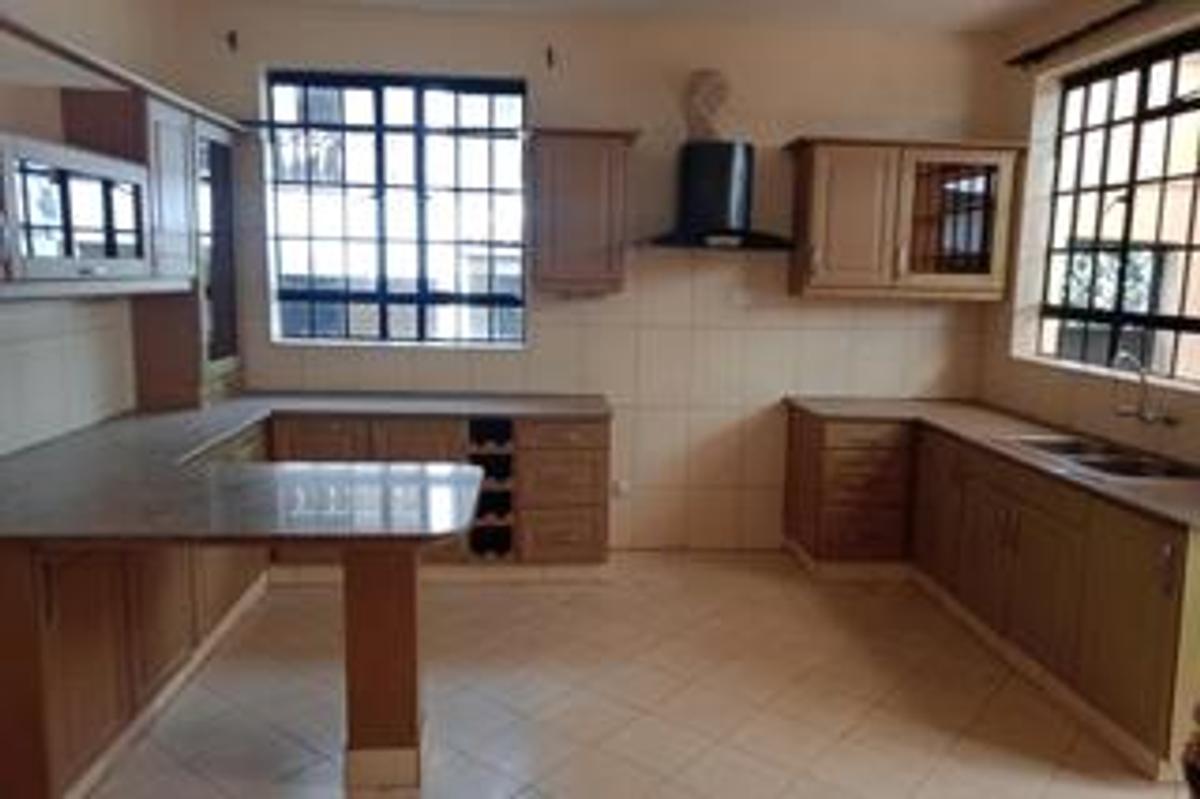 5 Bed Townhouse with En Suite at Lavington Green - 3