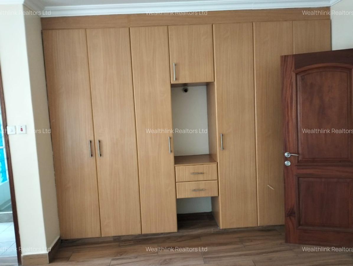 4 Bed Townhouse with En Suite at Lonetree - 20