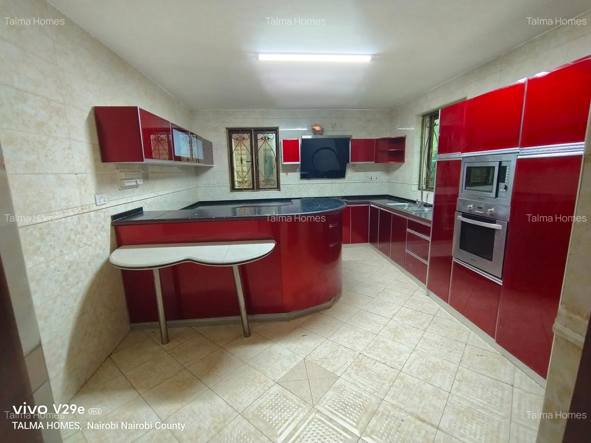 5 Bed Townhouse with En Suite at Valley Arcade Area - 5