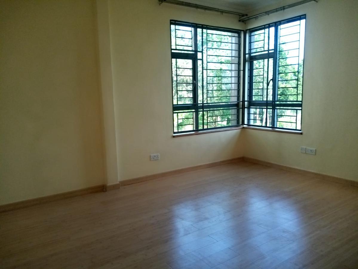 5 Bed House with En Suite in Lavington - 4