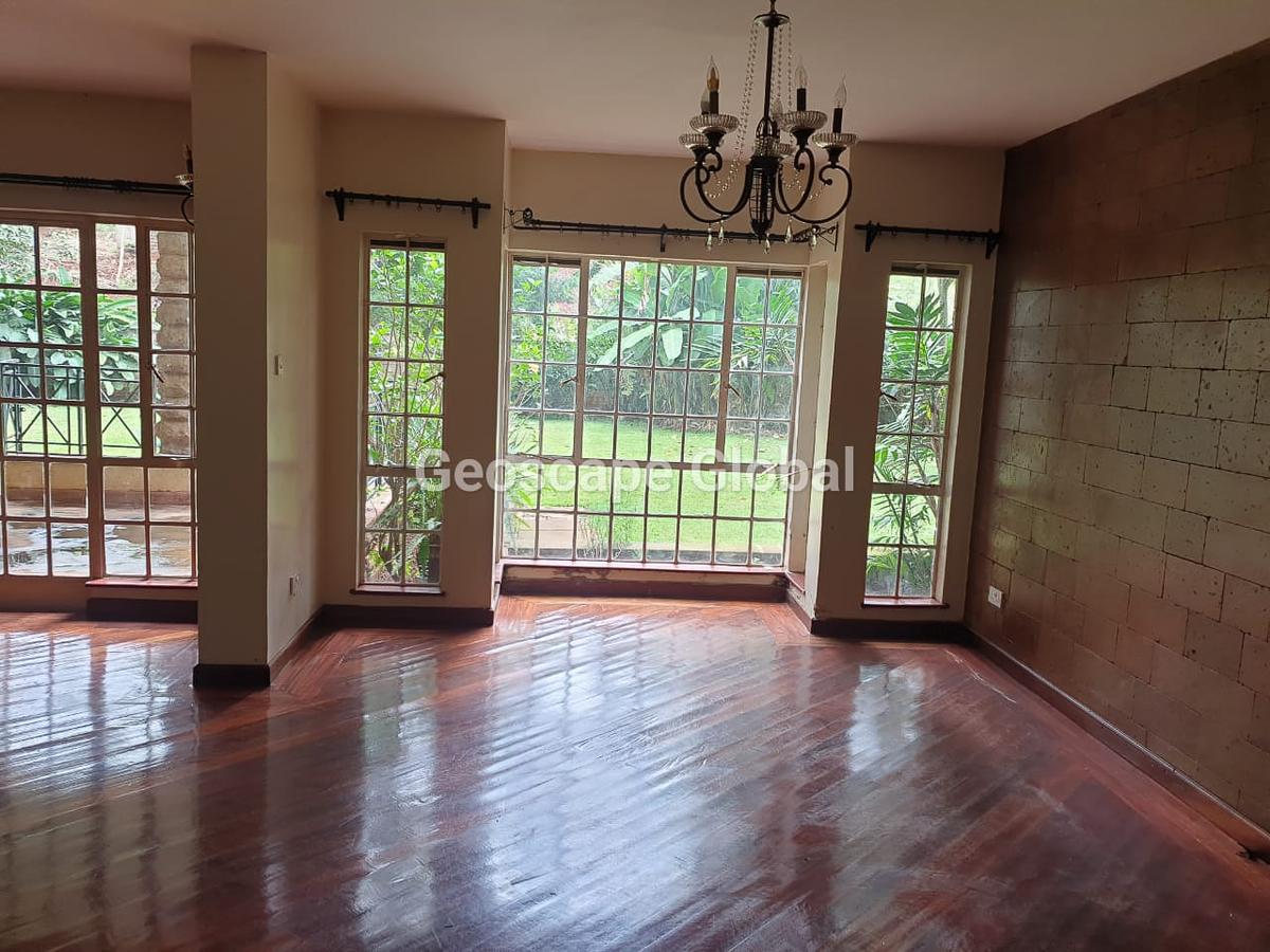 5 Bed House with En Suite in Rosslyn - 10