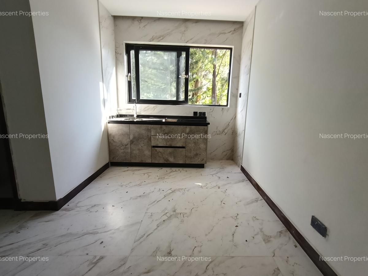 5 Bed House with En Suite in Nyari - 9