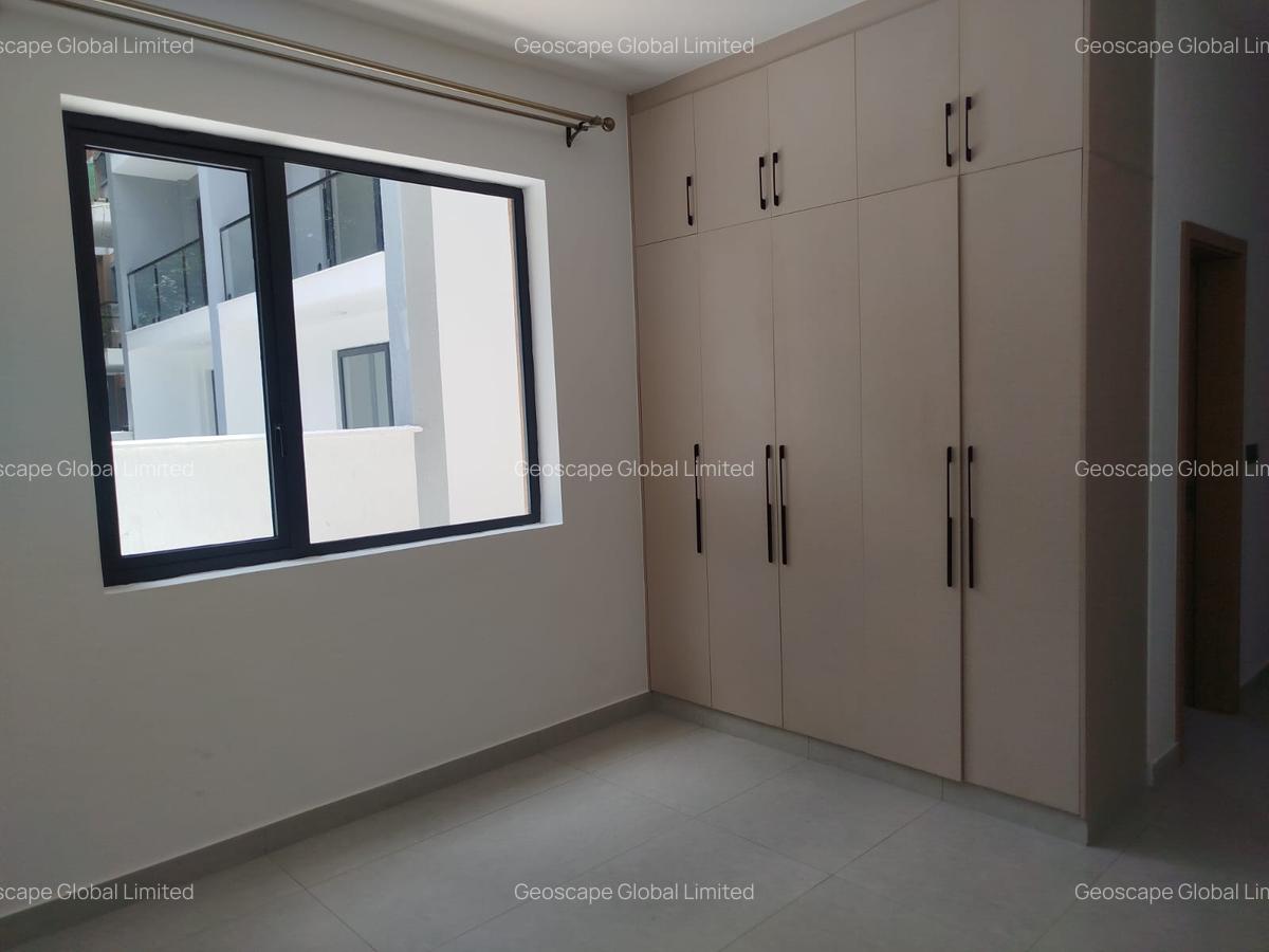 3 Bed Apartment with En Suite in Brookside - 8