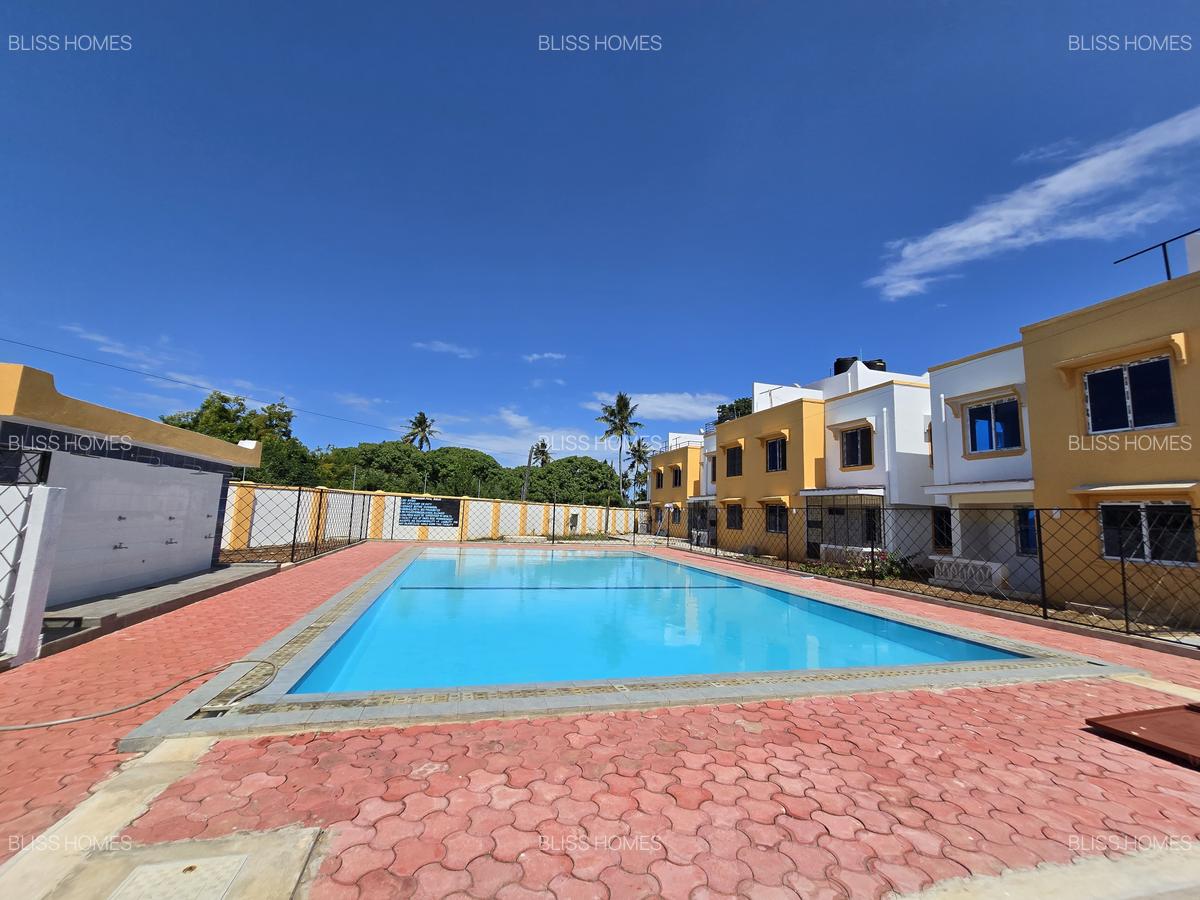 3 Bed Townhouse with En Suite at Mombasa Malindi Highway - 13